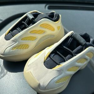 2022 Yeezy 700 safflower